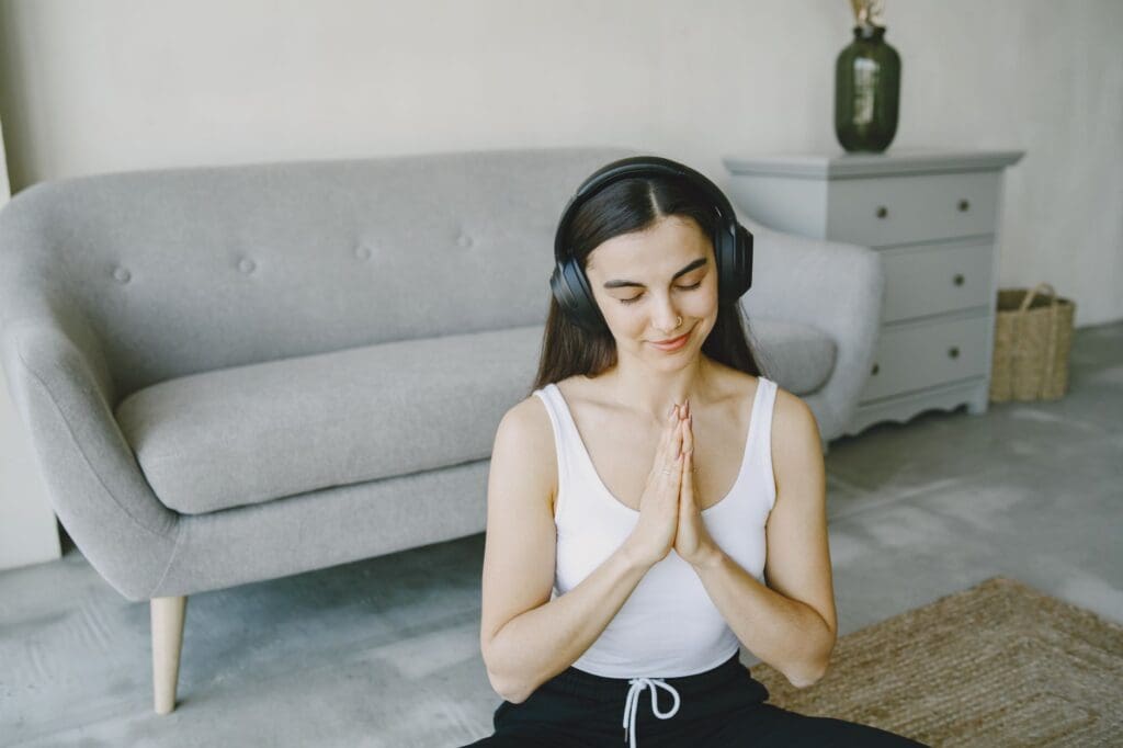 personne en méditation salon