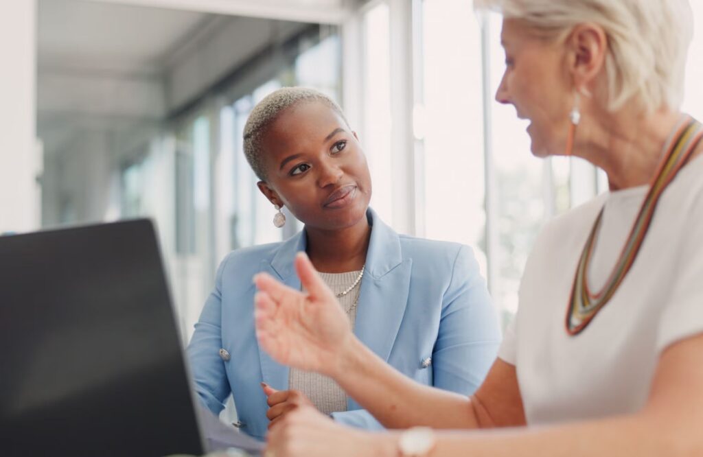 Deux personnes en écoute attentive pendant un dialogue bienveillant