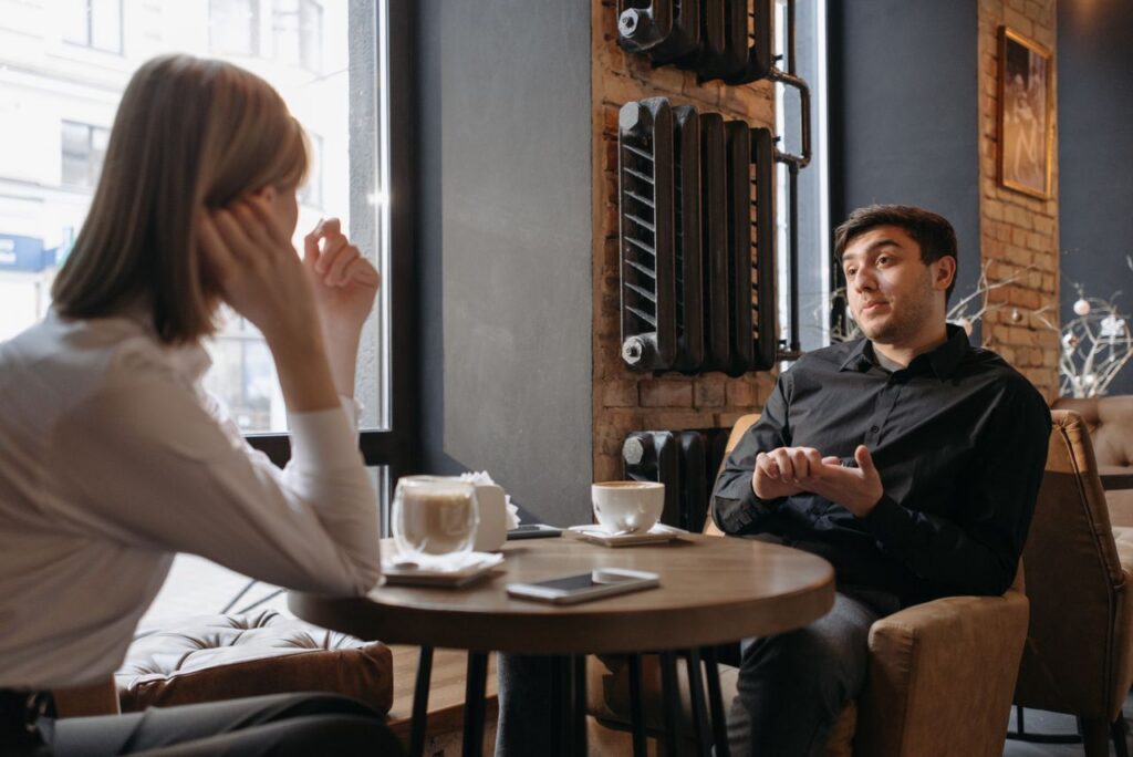Un couple échangeant calmement autour d'une table