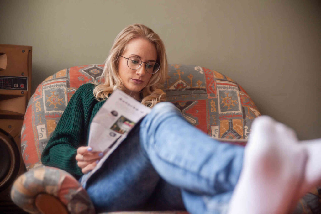 Femme assise près d'une fenêtre, dans un moment de solitude et de réflexion