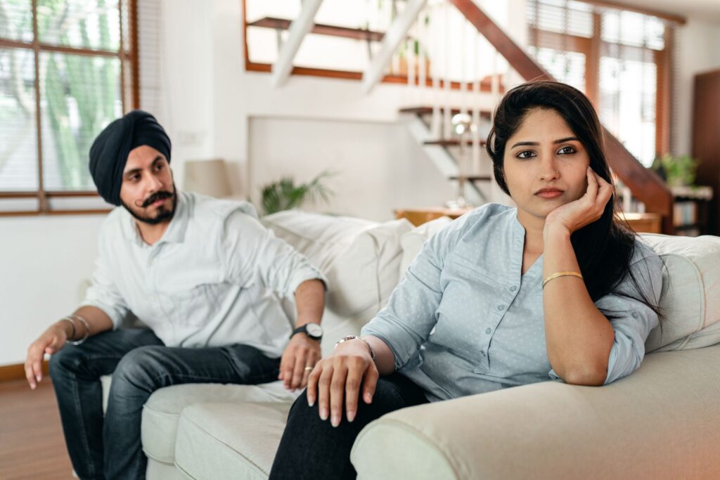 Homme pensif assis auprès de sa partenaire, illustrant le fait d'être bien avec elle sans être amoureux