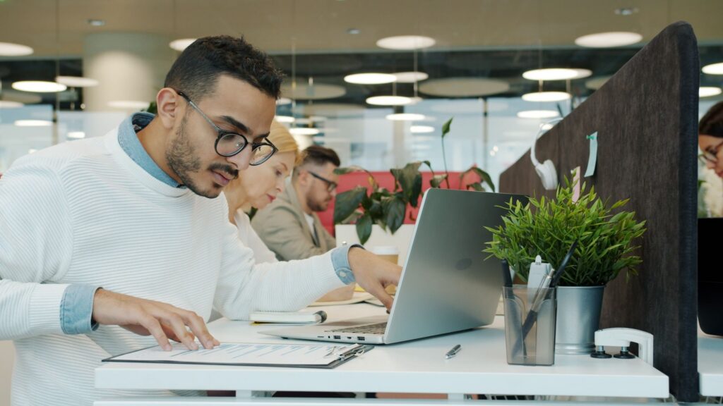 Salarié qui badge sur une borne de pointage Kelio à l'entrée de son lieu de travail