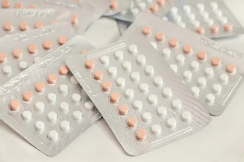 Boîte et plaquette de la pilule contraceptive Optidril 30 avec comprimés jaunes et rouges